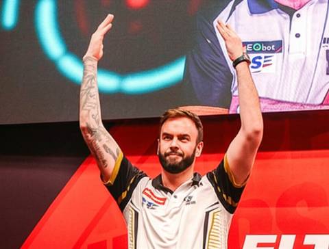 ROSS SMITH REFLECTS ON LORRY DRIVER PAST AS HE EMBRACES GRUELLING DARTS SCHEDULE